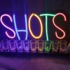 Porta Shots De Acrílico "SHOTS" Luz Neon Led 40cm - Imagen 3