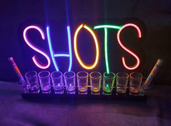 Porta Shots De Acrílico "SHOTS" Luz Neon Led 40cm - Imagen 3