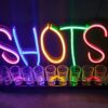 Porta Shots De Acrílico "SHOTS" Luz Neon Led 40cm - Imagen 5